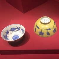 Kommen Chenghua (coll. Jingdezhen) en Kangxi (coll. Museum Prinsenhof)