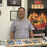 Mr. Hu, kleinzoon van de oprichter Shard Box Store