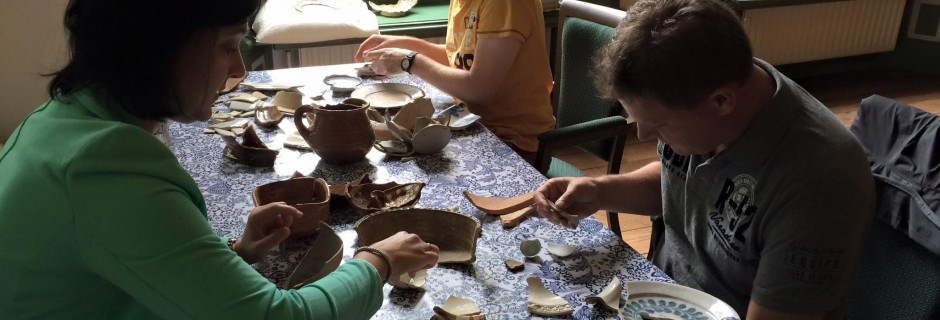 Deelnemers workshop Delfts aardewerk herkennen
